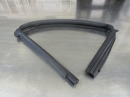 Nissan Juke Genuine Right Hand Rear Window Glass Rubber Run Channel New Part