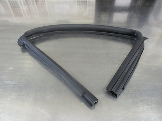 Nissan Juke Genuine Right Hand Rear Window Glass Rubber Run Channel New Part