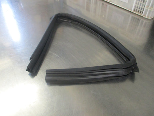 Nissan Juke Genuine Right Hand Rear Window Glass Rubber Run Channel New Part