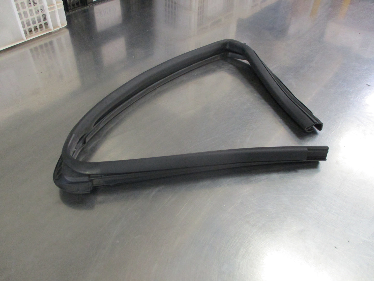 Nissan Juke Genuine Right Hand Rear Window Glass Rubber Run Channel New Part