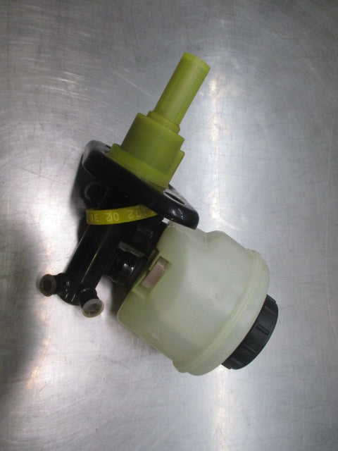 Nissan Micra K11- II Genuine Brake Master Cylinder Assembly New Part.