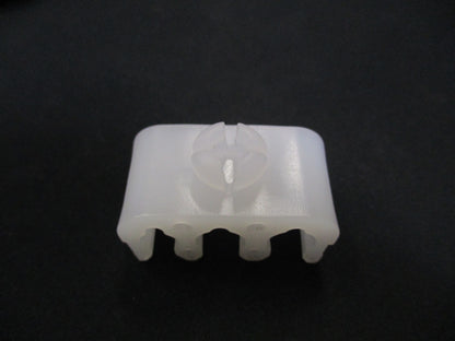Nissan Genuine Fuel Line Insulator Clip New