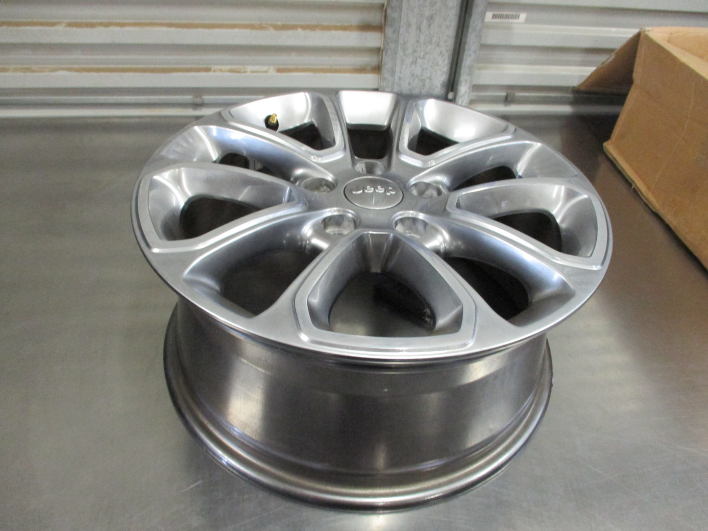 Jeep Grand Cherokee Genuine Alloy Wheel 18x8 Grey Machined Used Part VGC