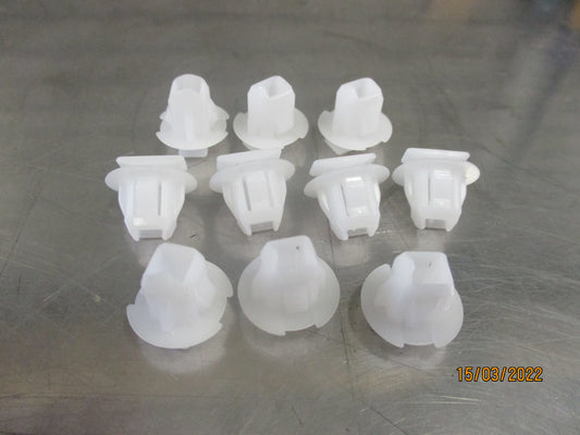 Nissan Juke Genuine Wheel Arch Moulding/Flare Retainer Clip New Part