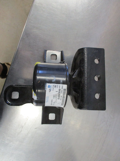 Holden Barina Hatch Back Genuine Right Hand Front Engine Mount Auto New Part