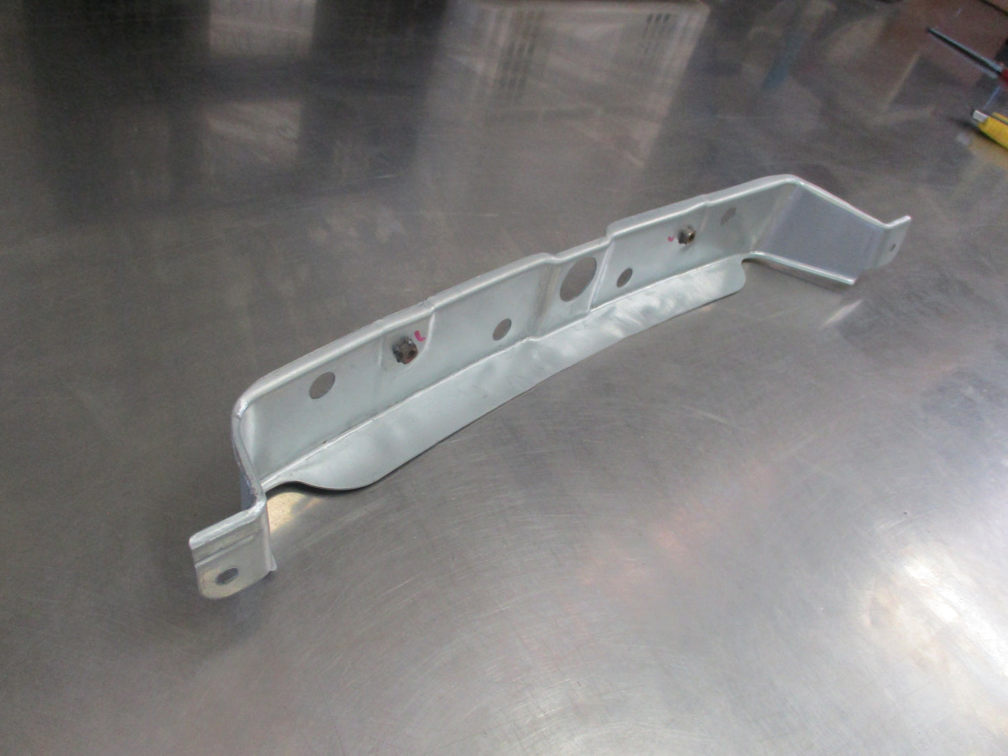 Holden Captiva Genuine Left Hand Front Wing Bracket New part