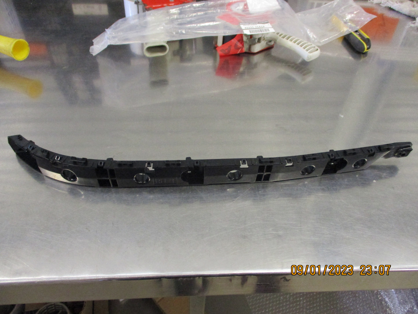 Nissan X-Trail T32 Genuine Right Hand Rear Bumper Bracket New Part