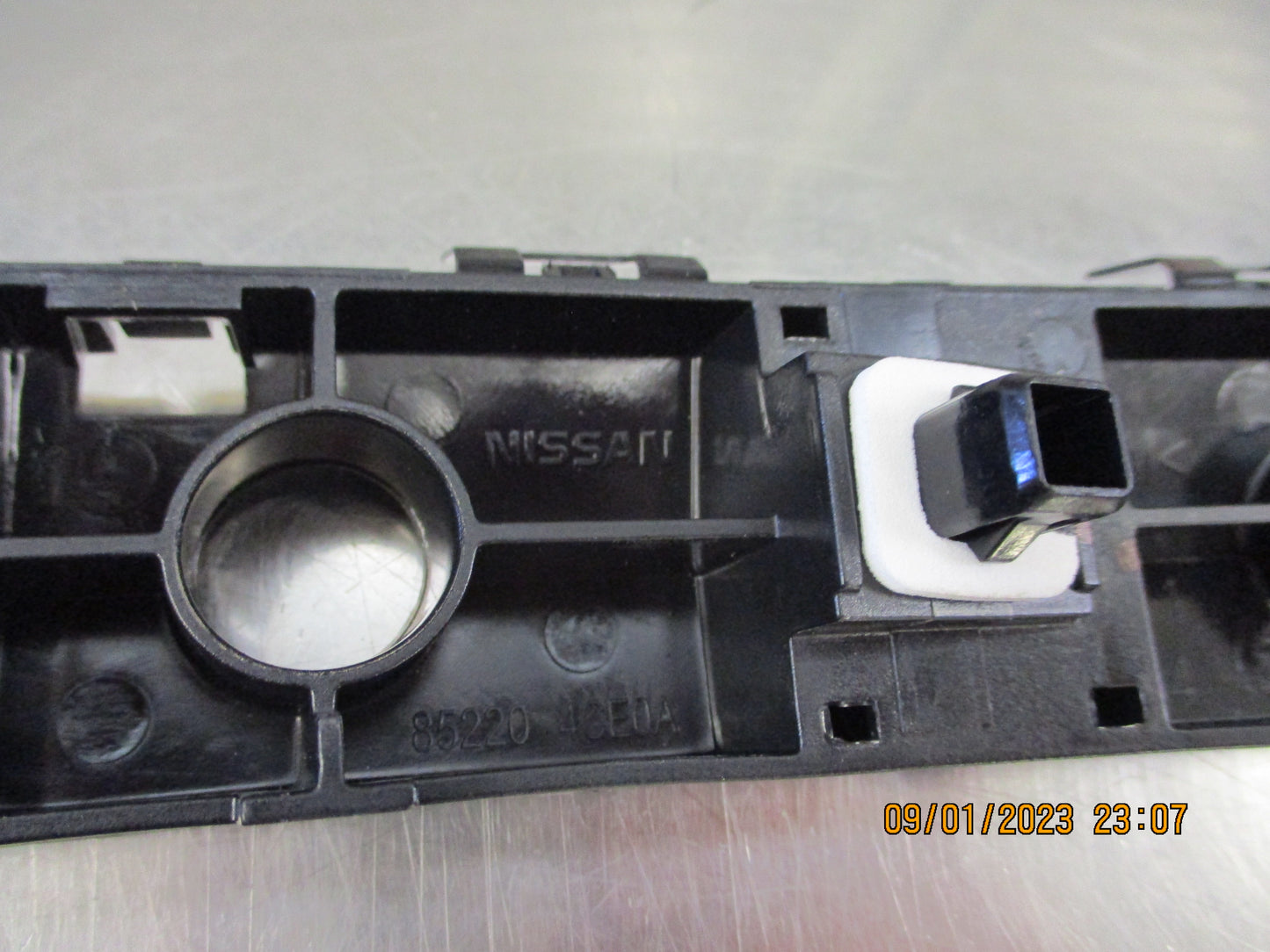 Nissan X-Trail T32 Genuine Right Hand Rear Bumper Bracket New Part