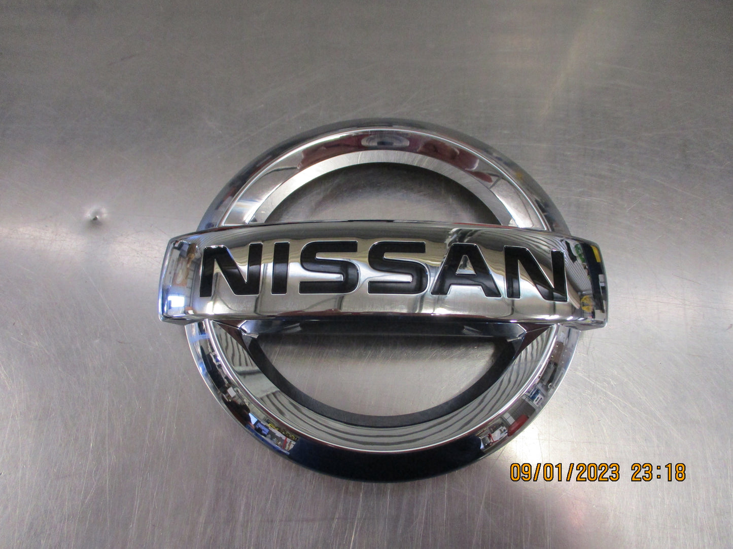 Nissan D40M Navara-R51 Pathfinder Genuine Front Emblem New Part