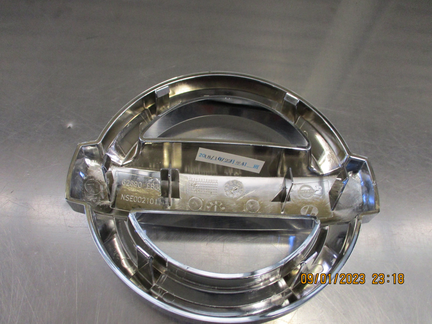 Nissan D40M Navara-R51 Pathfinder Genuine Front Emblem New Part