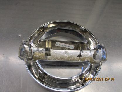 Nissan D40M Navara-R51 Pathfinder Genuine Front Emblem New Part