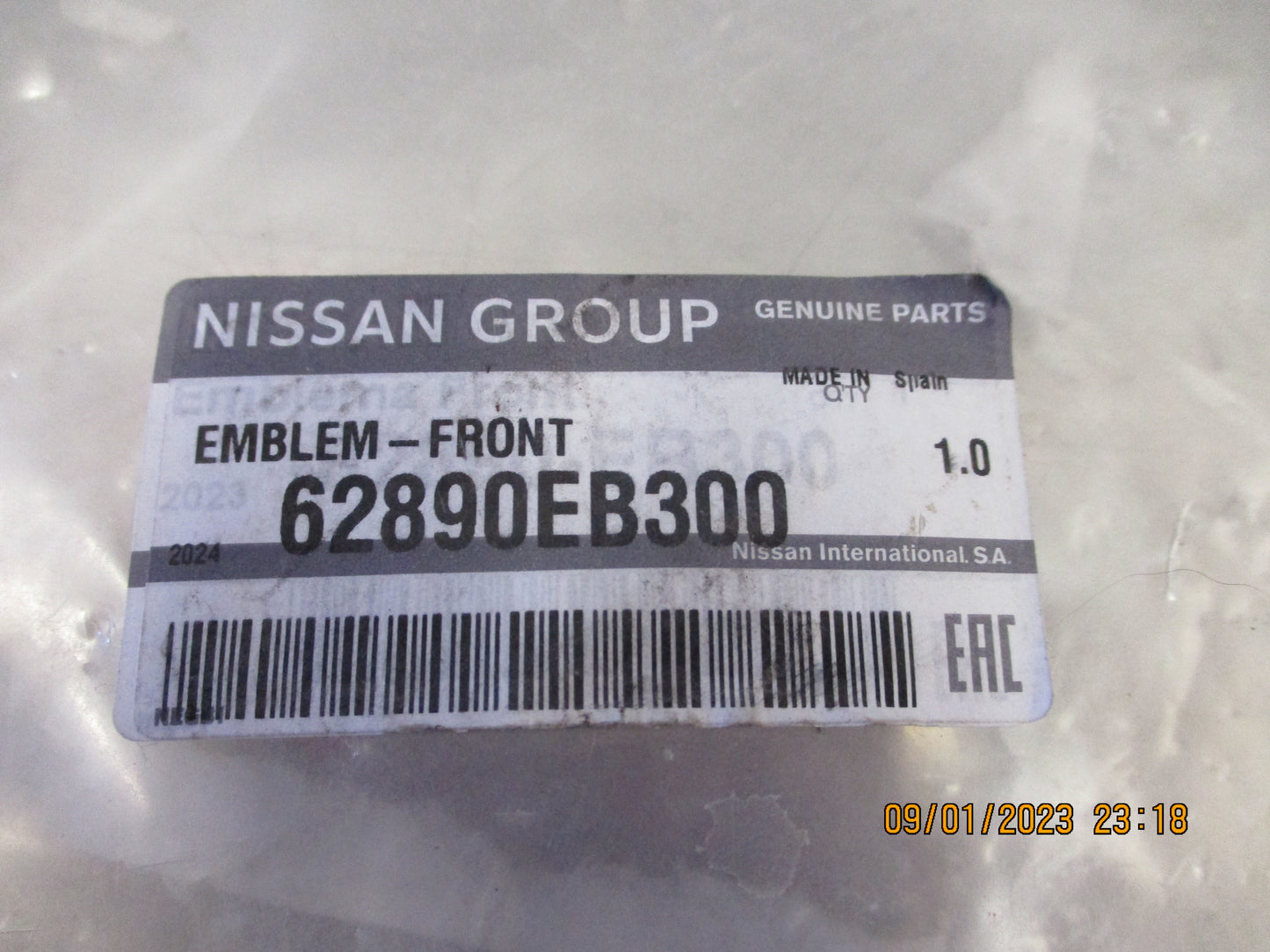 Nissan D40M Navara-R51 Pathfinder Genuine Front Emblem New Part