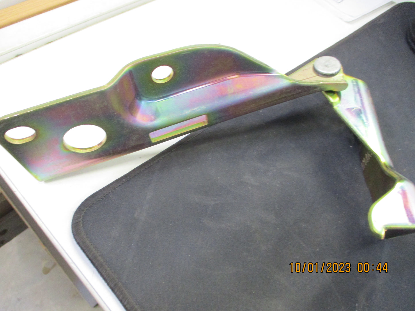 Nissan D40 Navara/Pathfinder Genuine Right Hand Bonnet Hinge New Part