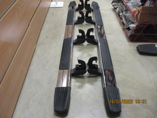 Holden Silverado Genuine Side Steps (Pair) With Brackets Used Part