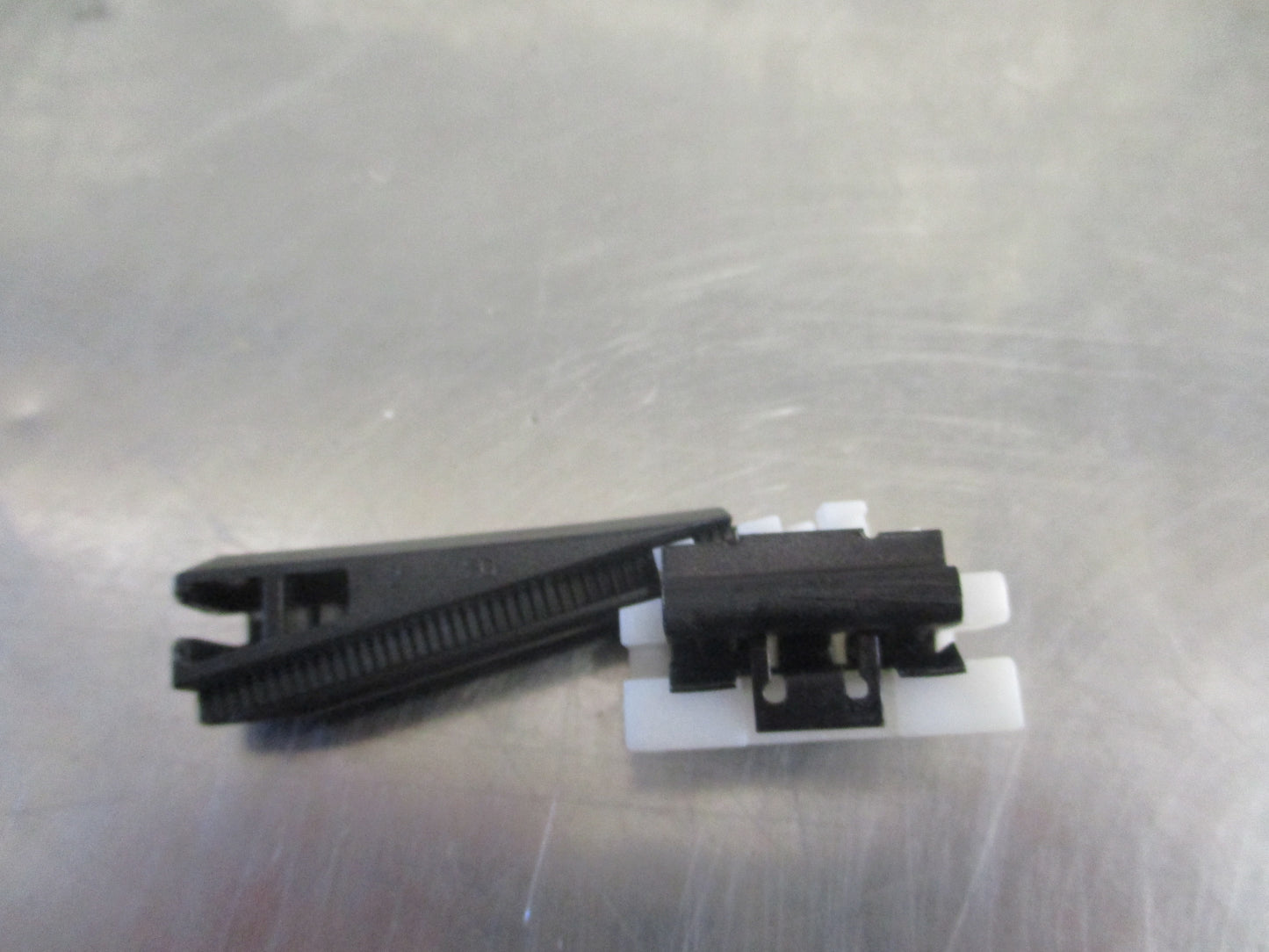 Mercedes Benz E320/E420/E430 Genuine Roof Drip Molding Clip New Part