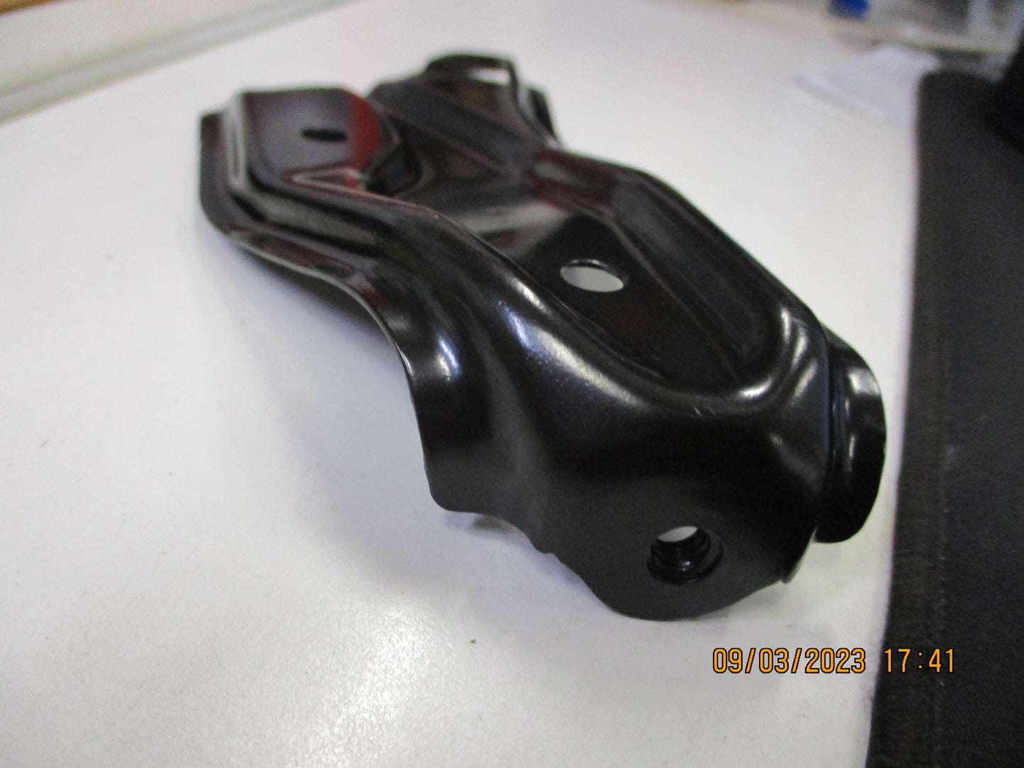 Suzuki Swift Genuine Right Hand Lower Fender Bracket New Part
