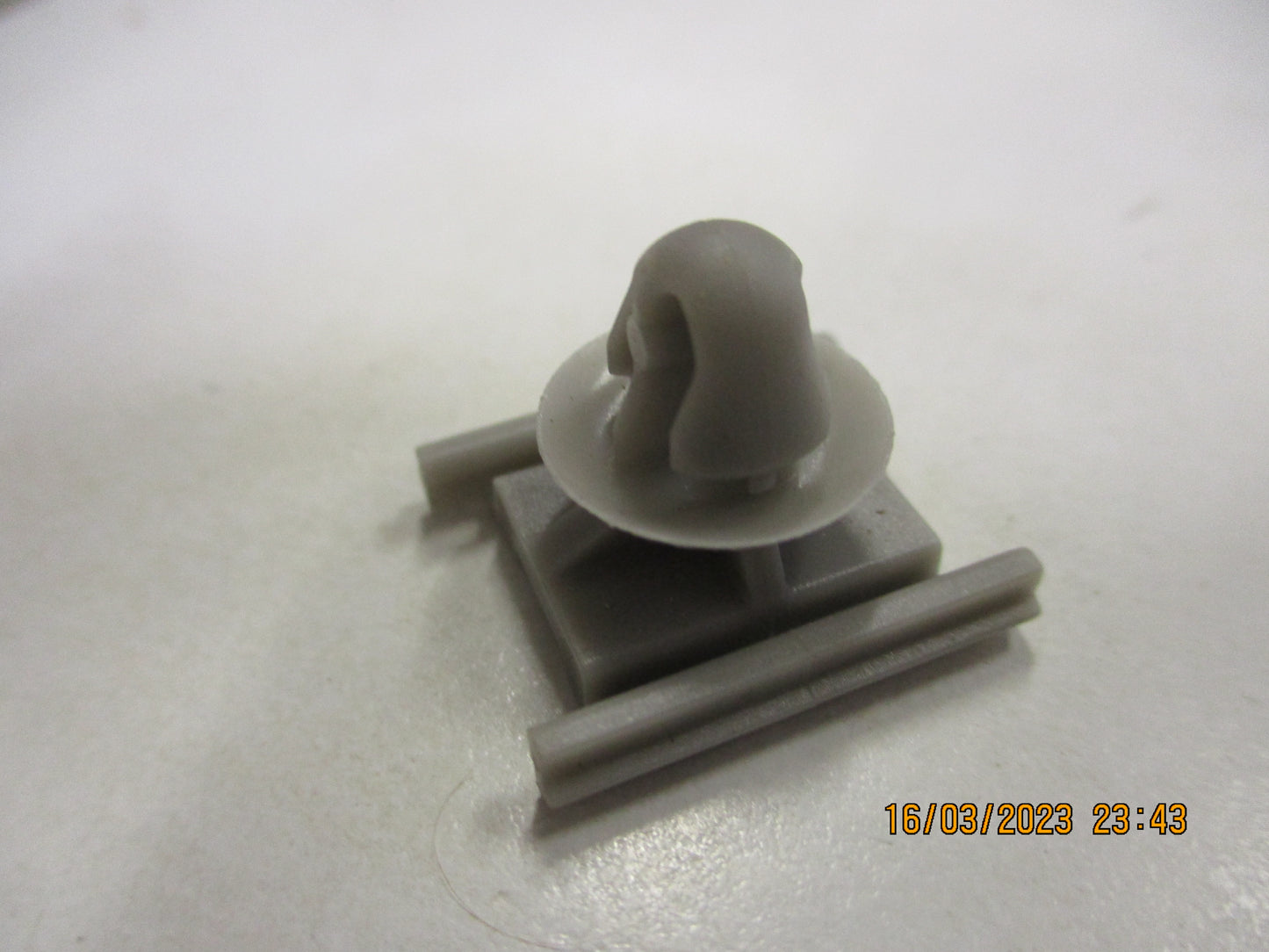 Volvo 850 Genuine Body Side Molding Retainer Clip New Part