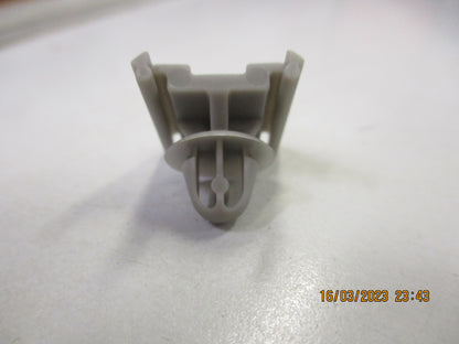 Volvo 850 Genuine Body Side Molding Retainer Clip New Part