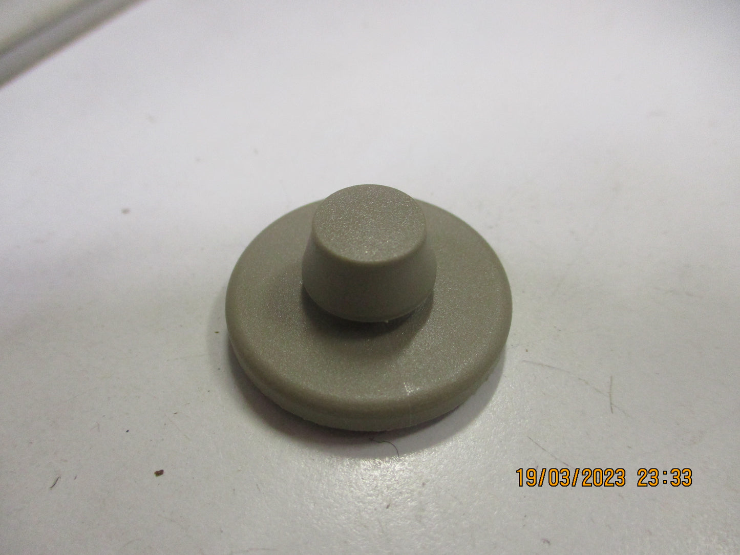 Holden VE Commodore Genuine Carpet And Foot Trim Clip New Part