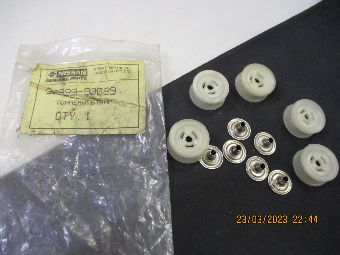 Nissan NOS Navara Genuine Tonneau Repair Kit New Part
