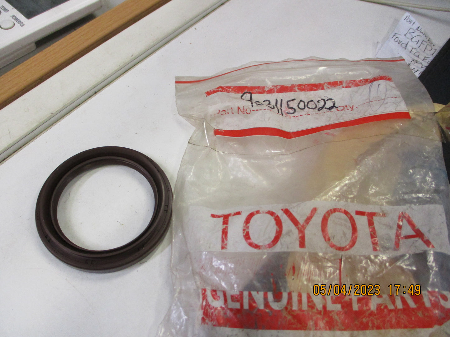 Toyota Genuine Left Hand Front Drive Shaft Seal New Part