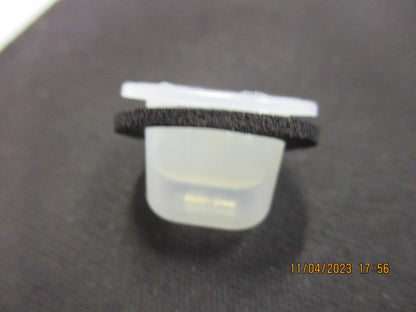 Nissan Juke-Murano-Pathfinder Genuine Wheel Opening Moulding Grommet New Part