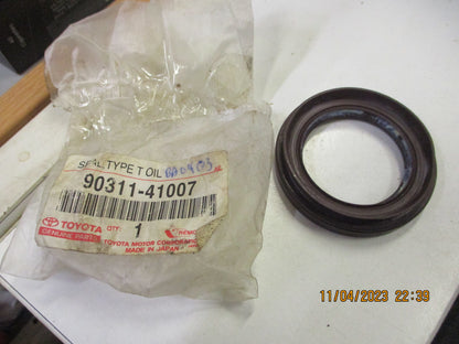 Toyota Prado-FJ Cruiser-Hilux-Surf Genuine Rear Transfer Case Out Put Seal New Part