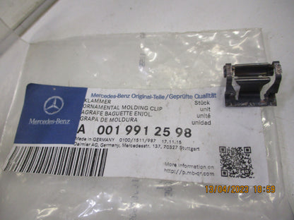 Mercedes Benz C-Class Genuine Door Trim Clip New Part