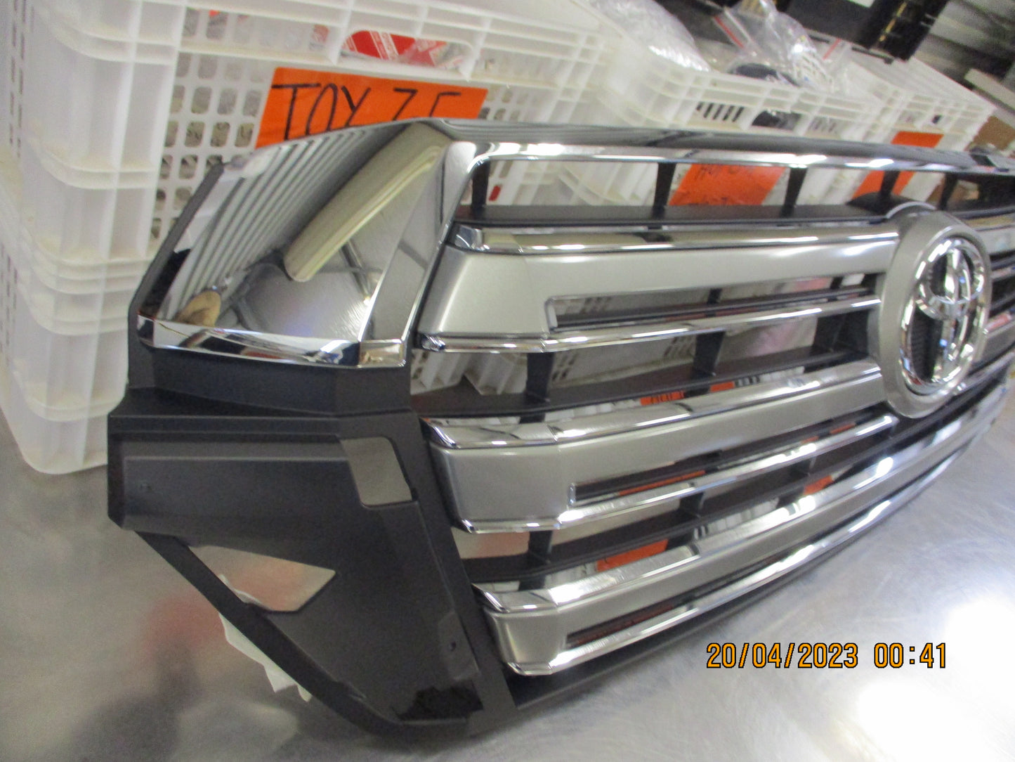 Toyota Landcruiser 200 Series Genuine Grille Assembly New Part