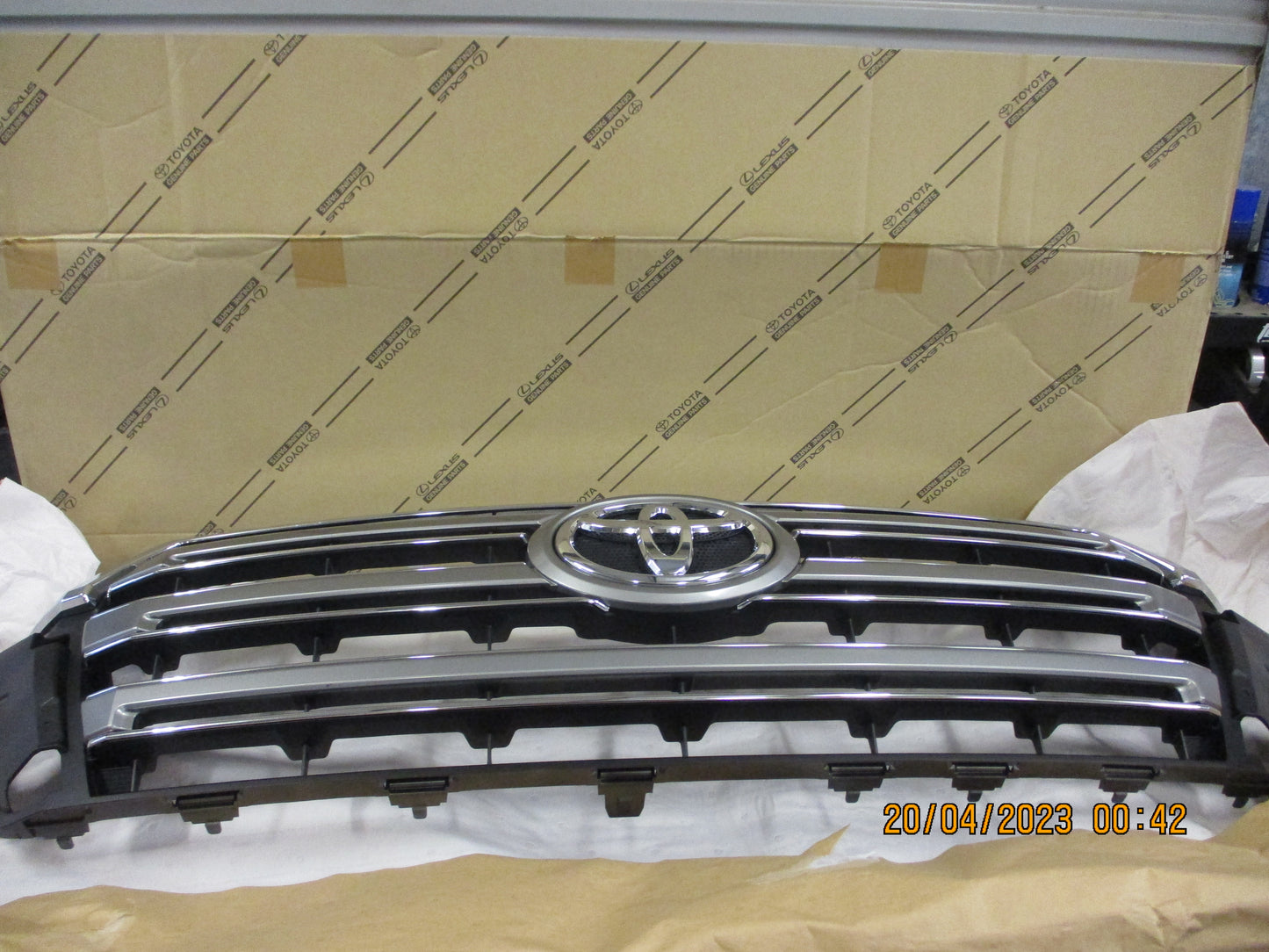 Toyota Landcruiser 200 Series Genuine Grille Assembly New Part