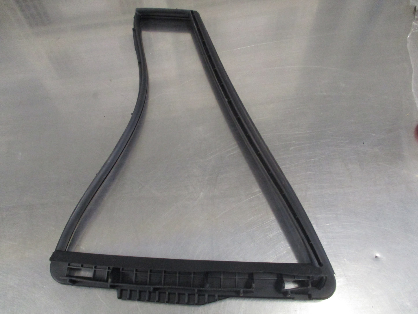 Suzuki Grand Vitara Genuine Rear Right Door Quarter Glass Weatherstrip New Part