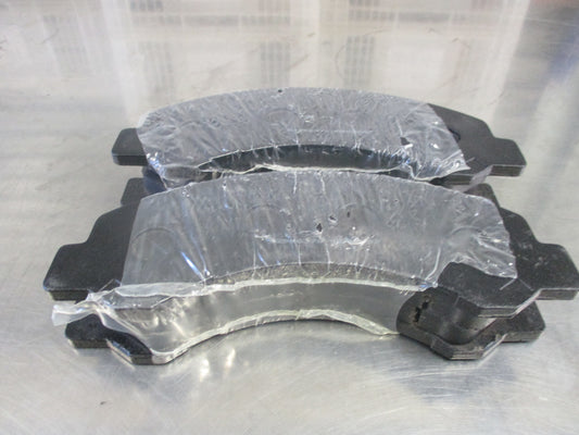 Isuzu NPR Genuine Front Disc Brake Pad Set New Part