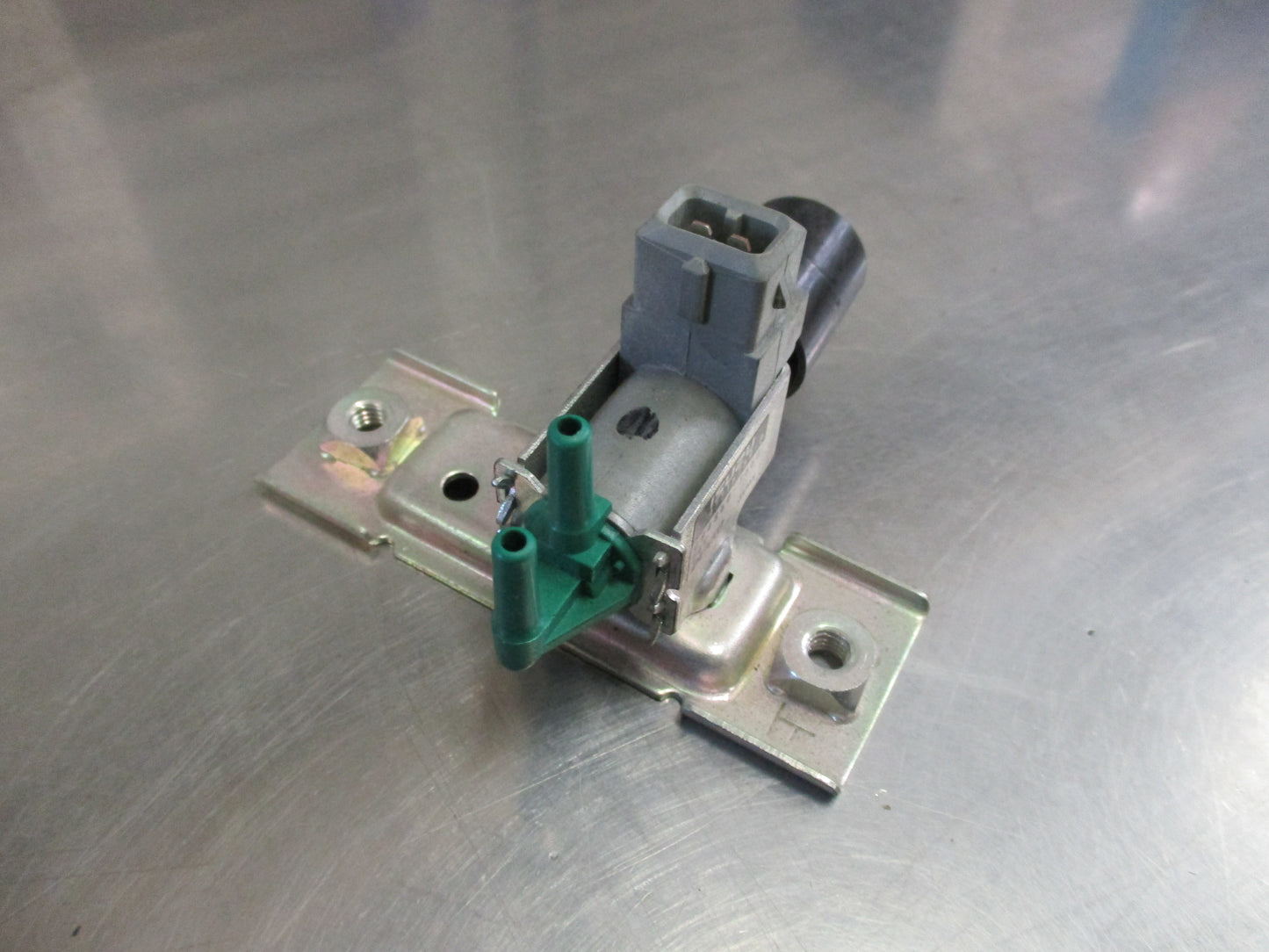 Isuzu N Series Genuine Outboard Vacuum Valve New Part