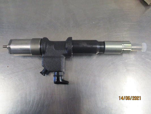 Isuzu Genuine Fuel Injection System Nozzle New Part