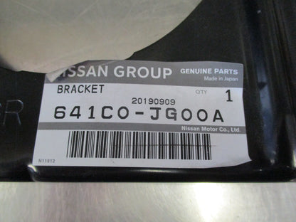 Nissan X-Trail Genuine Bracket Front Right Fender New Part