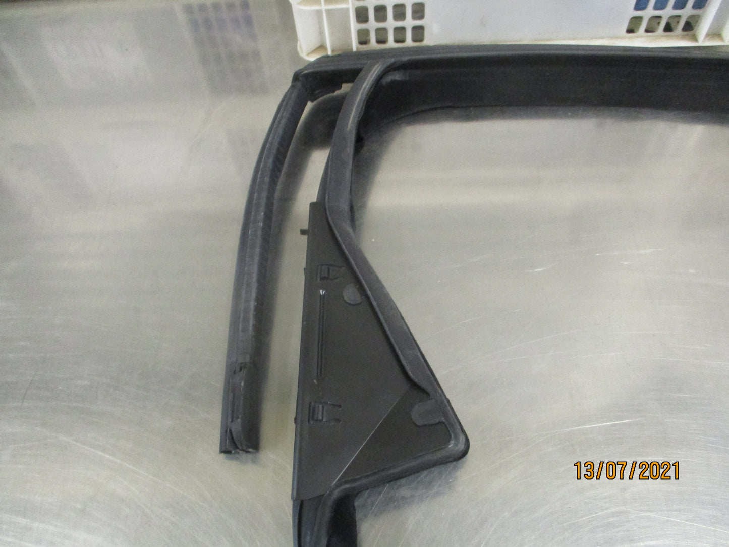 Holden J Astra Genuine Front Left Door Window Seal New Part