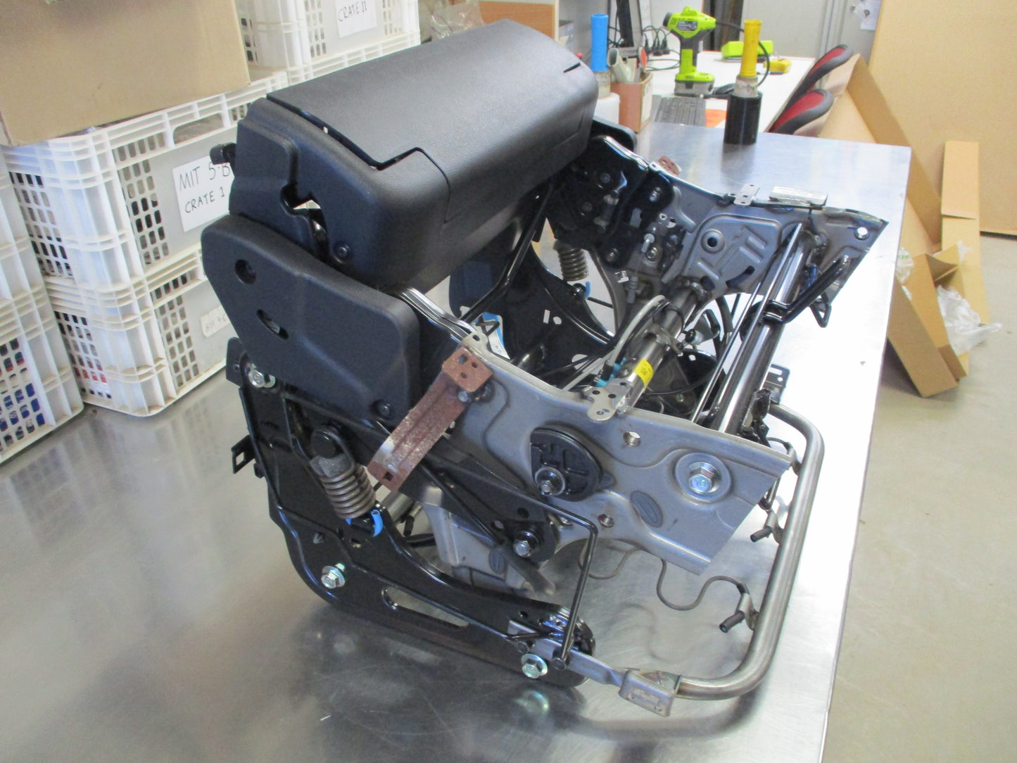 Kia Carnival Genuine Second Seat Leg Assembly New Part