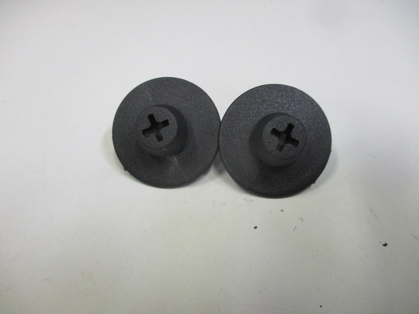 Holden VE Commodore/WM Caprice Genuine Floor Mat Retaining Clip New