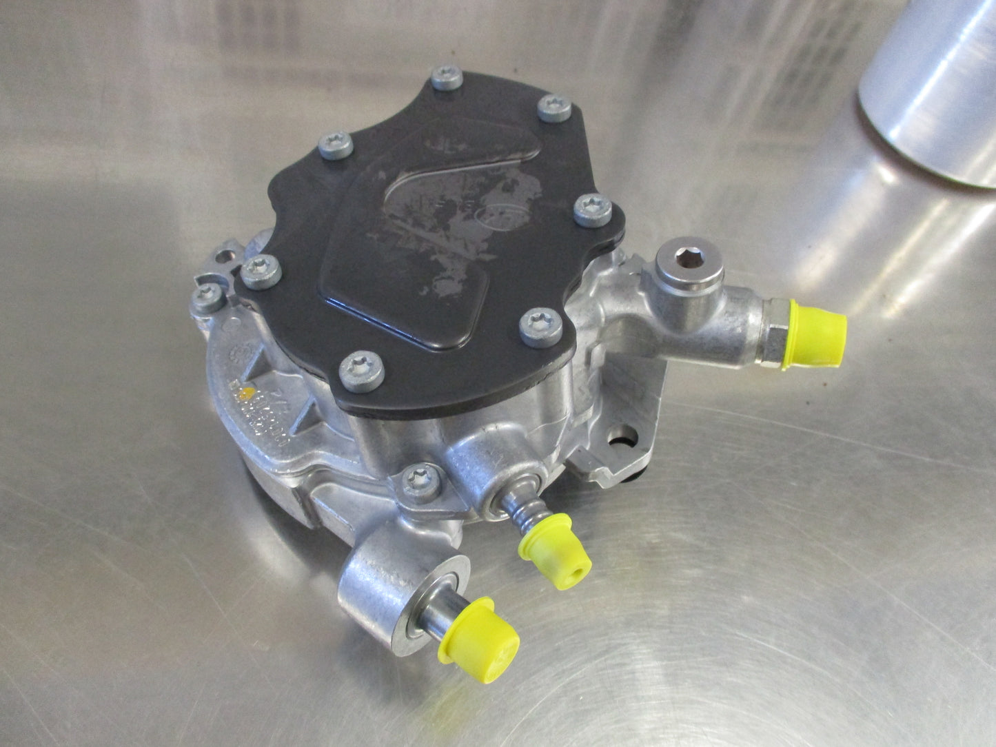 Volkswagen Transporter T5/Touareg Genuine Fuel and Vacuum Pump New Part