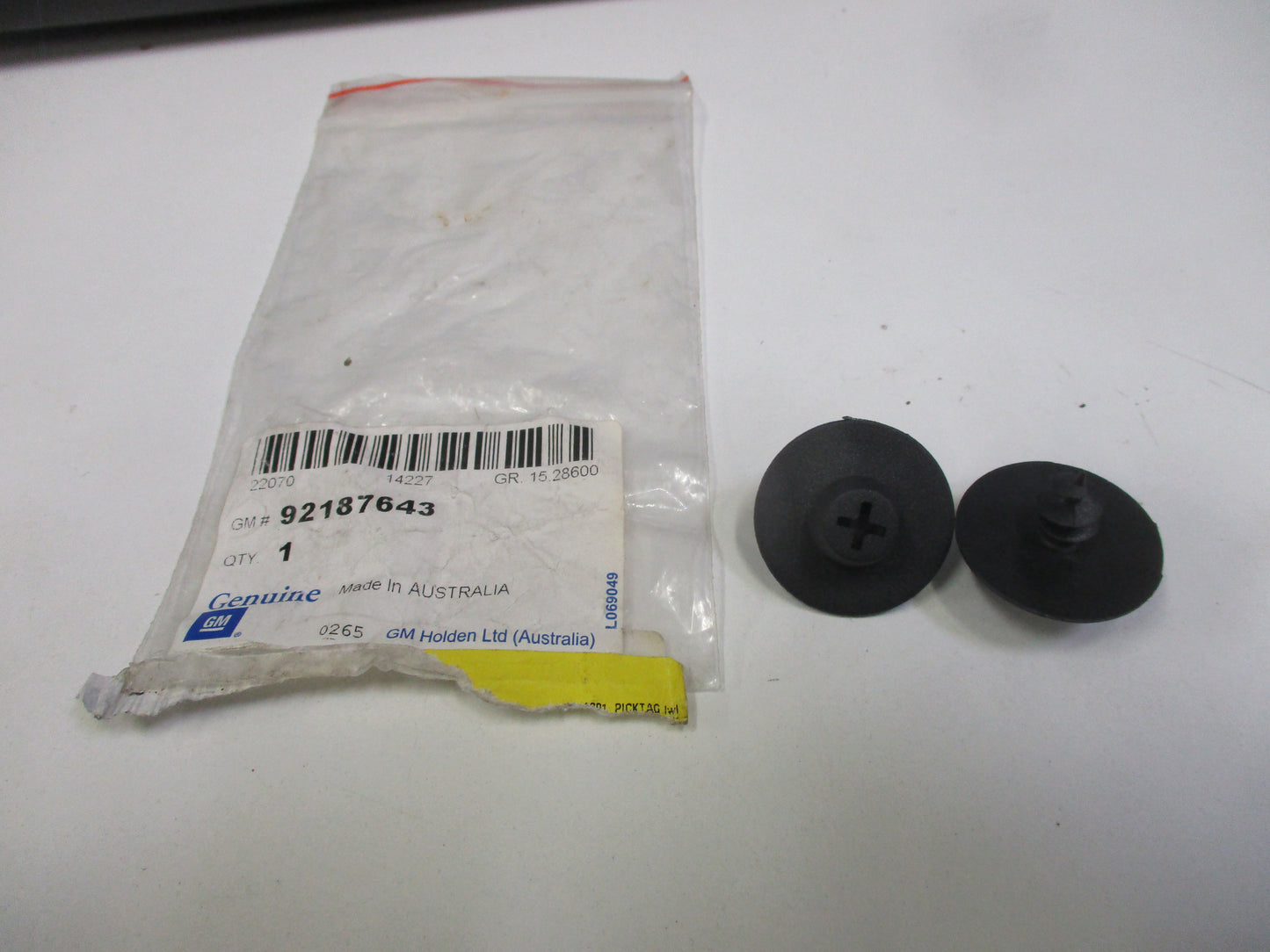 Holden VE Commodore/WM Caprice Genuine Floor Mat Retaining Clip New